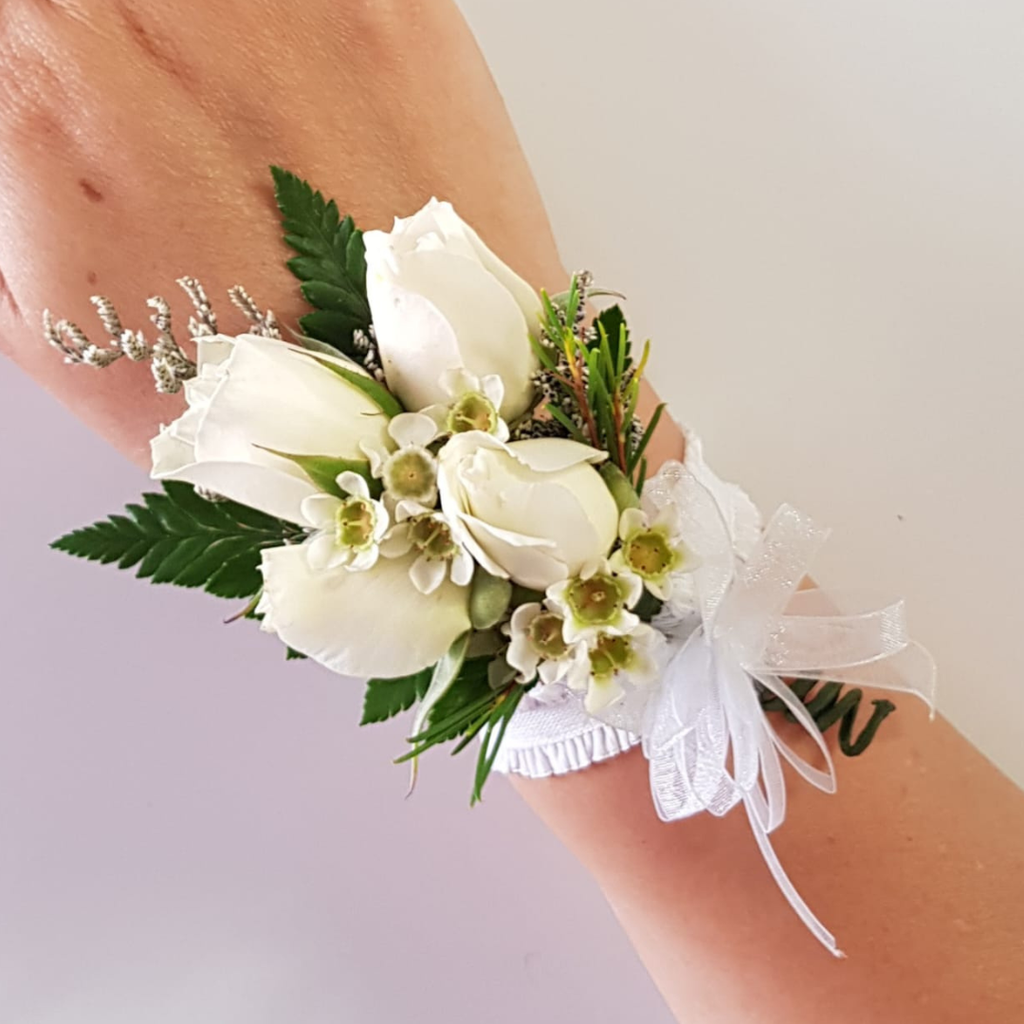 B - Corsage Para Mano De Mini Rosas Blancas | Florerías Express