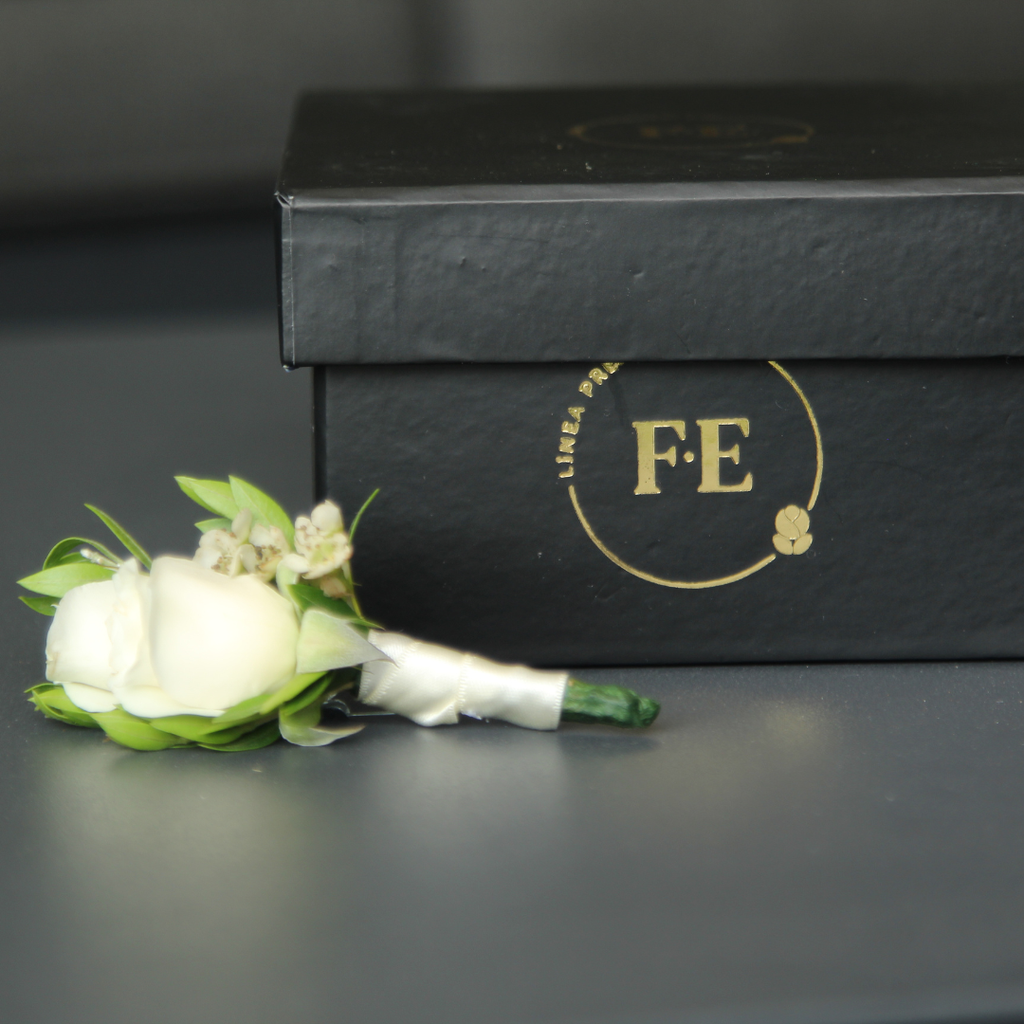 E - Corsage / BBoutonier para pecho de Mini Rosas Blancas