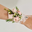 D - Corsage para mano de Mini Rosas Rosadas